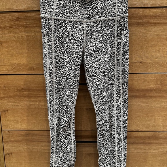 Athleta ultimate stash tight 7/8 - Picture 5 of 8